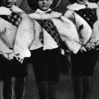 Charlie Chaplin, 1895. (u sredini)