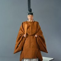 Akihito u krunidbenom kimonu sokutai