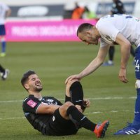 Adrian Ismajli pomaže Čolaku