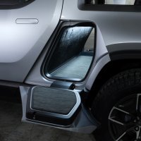 Rivian R1T ima neka sjajna rješenja, poput vrata Gear tunela koja mogu poslužiti kao sjedalica ili stepenica za penjanje u utovarni prostor