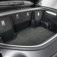 Rivian R1T ispod prednje haube ima zatvoreni prtljažni prostor od 330 litara