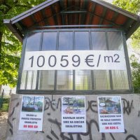 Zagreb: Nekolicina građana okupila se na prosvjedu protiv skupog uređenja javnog WC-a