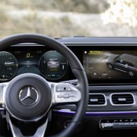 12,3-inčni digitalna instrument ploča i 12,3-inčni središnji zaslon osjetljiv na dodir s navigacijom