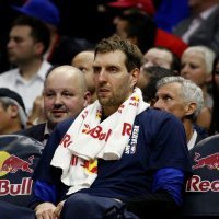 Dirk Nowitzki na klupi