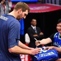 Dirk Nowitzki s navijačima