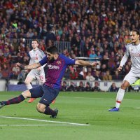 Luis Suarez zabija Liverpoolu