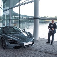 Carlos Sainz jr. i njegov službeni McLaren 720 S Coupe