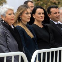 Jadranka Kosor i premijer Zoran Zaev sa suprugom i kćerkom