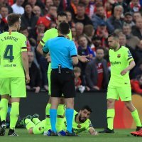 Busquets razgovara sa sucem Cakirom