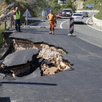 Odron na Jadranskoj magistrali (D8) u mjestu Podgora kod Makarske