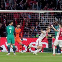 De Ligt zabija Tottenhamu