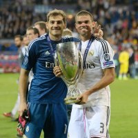 Iker Casillas i Pepe s peharom pobjednika UEFA Supekupa 2014.