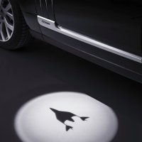 Svjetlo ugrađeno u retrovizoru projicira siluetu SpaceShipTwo svemirskog broda tvrtke Virgin Galactic