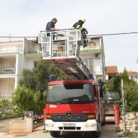 Biograd: Vatrogasci s balkona spustili muškarca koji je ostao zazidan u kući