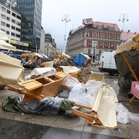 Vjetar prevrnuo štandove na Trgu bana Jelačića
