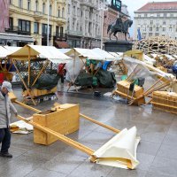 Vjetar prevrnuo štandove na Trgu bana Jelačića