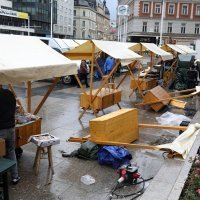 Vjetar prevrnuo štandove na Trgu bana Jelačića