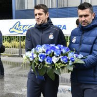 Nenad Bjelica i igrači zapalili su svijeće ispred spomenika poginulim Dinamovim navijačima u Domovinskom ratu