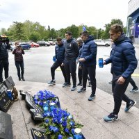 Nenad Bjelica i igrači zapalili su svijeće ispred spomenika poginulim Dinamovim navijačima u Domovinskom ratu