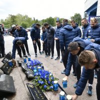 Nenad Bjelica i igrači zapalili su svijeće ispred spomenika poginulim Dinamovim navijačima u Domovinskom ratu