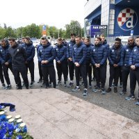Nenad Bjelica i igrači zapalili su svijeće ispred spomenika poginulim Dinamovim navijačima u Domovinskom ratu