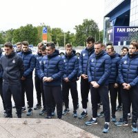 Nenad Bjelica i igrači zapalili su svijeće ispred spomenika poginulim Dinamovim navijačima u Domovinskom ratu
