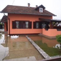 U karlovačkom naselju Logorište Korana se izlila u dvorište kuća