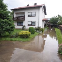 U karlovačkom naselju Logorište Korana se izlila u dvorište kuća