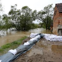 Hrvatska Kostajnica Vodostaj rijeke Une i dalje raste, mještani i vatrogasci nastavljaju borbu
