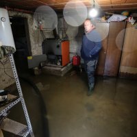 Hrvatska Kostajnica Vodostaj rijeke Une i dalje raste, mještani i vatrogasci nastavljaju borbu