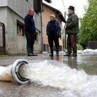 Hrvatska Kostajnica Vodostaj rijeke Une i dalje raste, mještani i vatrogasci nastavljaju borbu