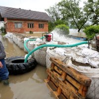Hrvatska Kostajnica: Vodostaj rijeke Une i dalje raste, mještani i vatrogasci nastavljaju borbu