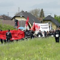 Prosvjednici u Bleiburgu nose transparent 'Ustaše i četnici, zajedno ste bježali'
