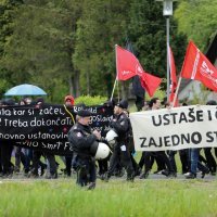 Prosvjednici u Bleiburgu nose transparent 'Ustaše i četnici, zajedno ste bježali'