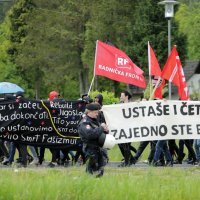 Prosvjednici u Bleiburgu nose transparent 'Ustaše i četnici, zajedno ste bježali'