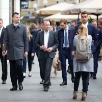 Manfred Weber prošetao centrom i popio kavu u društvu kandidata HDZ-a