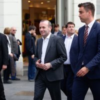 Manfred Weber prošetao centrom i popio kavu u društvu kandidata HDZ-a