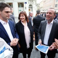 Manfred Weber prošetao centrom i popio kavu u društvu kandidata HDZ-a