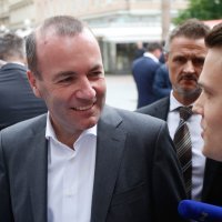 Manfred Weber prošetao centrom i popio kavu u društvu kandidata HDZ-a