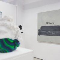 Skulptura Danielea Fortune na štandu  Zen Contemporary Art Gallery