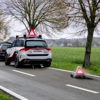 Kada je vozilo zaustavljeno aktiviraju se sustavi upozorenja ostalih sudionika u prometu