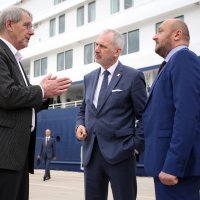 Vlasnik nizozemske tvrtke Oceanwide Expeditions Wijnand van Geesel, Andro Krstulović Opara i Tomislav Debeljak