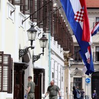 Vojnici boje stražarnicu pred Vladom