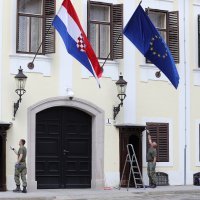 Vojnici boje stražarnicu pred Vladom