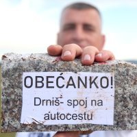 Miro Bulj izveo performans polaganja kamena temeljca u Pokrovniku