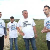 Miro Bulj izveo performans polaganja kamena temeljca u Pokrovniku