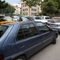 Split: Dva stabla pala na parkirana vozila u Gajevoj ulici