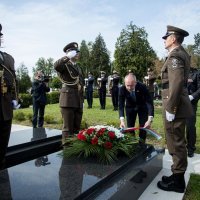 U povodu Dana oružanih snaga RH ministar Krstičević položio vijence na groblju Mirogoj