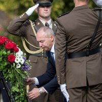 U povodu Dana oružanih snaga RH ministar Krstičević položio vijence na groblju Mirogoj