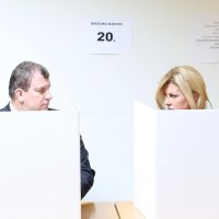 Zagreb: Predsjednica Grabar Kitarović u pratnji supruga Jakova glasovala na EU izborima